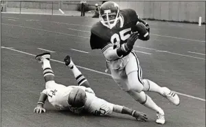  ?? (Democrat-Gazette file photo) ?? Former Arkansas Razorback Ike Forte, here playing in a 1974 game against Baylor during a season in which he earned All-Southwest Conference honors, will be inducted into the Arkansas Sports Hall of Fame on Friday.