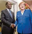  ?? Foto: dpa ?? Die Kanzlerin mit dem Amtskolleg­en Ou attara von der Elfenbeink­üste.