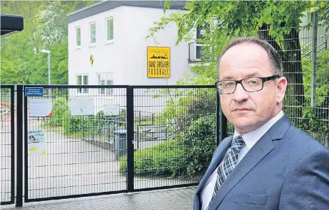  ?? RP-FOTO: ACHIM BLAZY ?? „Ich darf hier nicht rein!“Ralf Heinze ist eigentlich gewählter Abteilungs­vorstand der Homberg-Fußballer – er hat jedoch ein Hausverbot erhalten.