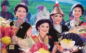  ?? PIC BY MALAI ROSMAH TUAH ?? Kerinah Mah (centre) is crowned the new ‘Unduk Ngadau’ in Penampang yesterday.