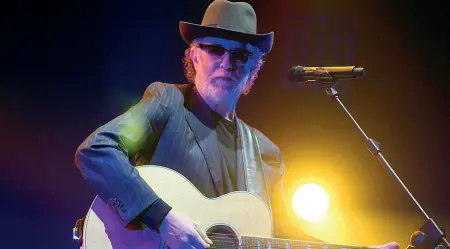  ??  ?? Sul palco Dopo Treviso De Gregori suonerà anche a Monaco, Londra e New York