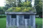  ?? MARKCULLEN.COM ?? A green roof with sempervivu­ms and sedums beautifies a shed on Mark’s property.