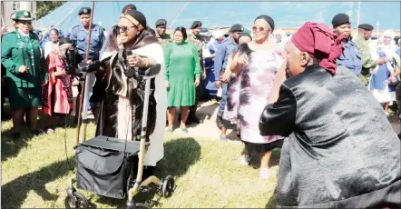  ?? (Pics:Nkosiingph­ile Myeni) ?? Indlovukaz­i on arrival yesterday at the National Church at Lobamba in a jovial mood. (R) She was introduced to the nation by Prime Minister Russell Dlamini.