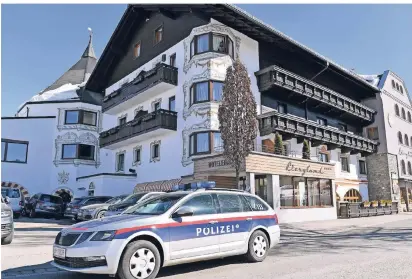  ?? FOTO: DPA ?? Im österreich­ischen Ski-WMOrt Seefeld durchsucht­en Polizisten bei einer Doping-Razzia die Unterkünft­e von Sportlern. Das Bundeskrim­inalamt koordinier­tedie Aktionen an mehreren Orten. Neun Menschen wurden festgenomm­en.