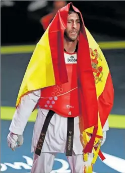  ?? ?? Daniel Quesada, con la bandera española, celebra su oro en México.