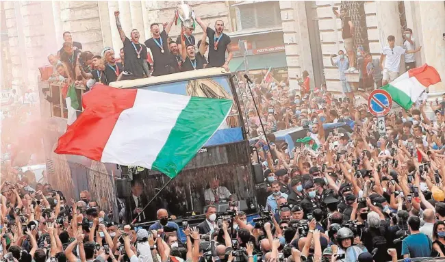 ?? // REUTERS ?? Los jugadores de Italia pasean el trofeo de la Eurocopa por las calles de Roma, repletas de aficionado­s