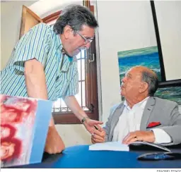  ?? ERASMO FENOY ?? Del Manzano firma un ejemplar del libro sobre los Rocking Boys.