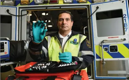  ?? PETER LEE, RECORD STAFF ?? Robert Crossan with a vial of naloxone and a syringe at the Region of Waterloo Paramedic Services.