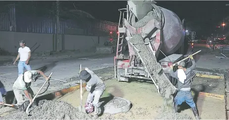  ??  ?? LABORES. Los trabajos son realizados en horas de la noche para no afectar el tráfico en horario diurno.