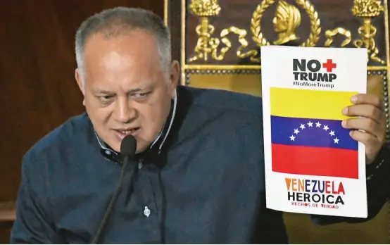  ?? FOTO AFP ?? El presidente de la Asamblea Nacional Constituye­nte, Diosdado Cabello, anuncia las medidas del chavismo como respuesta al bloqueo económico de EE. UU.