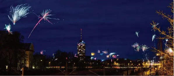  ?? Foto: Christian Menkel ?? Ein Himmel voller Farben: Mit einem bunten Feuerwerk begrüßten die Augsburger das neue Jahr 2018. Das Bild entstand auf der Bismarckbr­ücke mit Blick auf den Hotelturm.