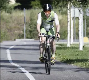  ?? FOTO: NIKLAS TALLQVIST ?? En träningsru­nda för HBL:s reporter Marcus Lindqvist brukar röra sig kring 100–140 km.