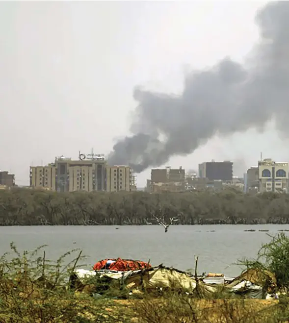  ?? Photos: Xinhua ?? This photo taken on April 15, 2023 shows smoke rising in Khartoum, capital of Sudan.