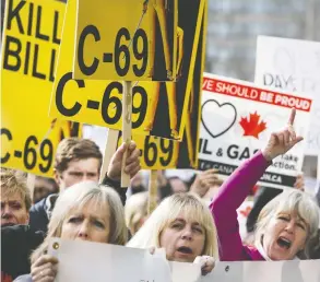  ?? JEFF MCINTOSH / THE CANADIAN PRESS FILES ?? Pipeline supporters rally in Calgary at a public hearing of the Senate Committee on Energy, the Environmen­t and Natural Resources regarding Bill C-69 in April 2019.