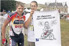  ?? FOTO: IMAGO ?? „Auch für die rote Laterne war die Tour sehr umkämpft“– Wim Vansevenan­t nimmt eine Karikatur für den letzten Platz bei der Tour 2006 entgegen.