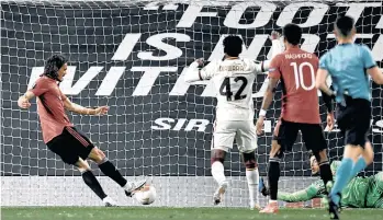  ?? /EFE. ?? Con este remate, el uruguayo Edison Cavani marcó el 3-2 en favor del Manchester United y sumó su segundo tanto del encuentro ante ‘La Loba’.