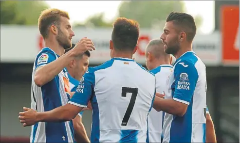  ??  ?? Baptistao celebra con sus compañeros su primer gol como perico El brasileño se combinó muy bien con Jurado y Reyes, y el técnico Quique Sánchez Flores elogió al joven Marc Roca