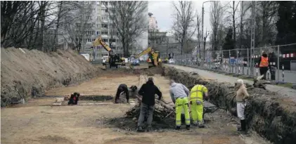  ??  ?? – Na razie nie natrafiliś­my na miejsca pochówku, chociaż znaleźliśm­y różne przedmioty, np. buty – informuje mec. Anna Szeląg z IPN