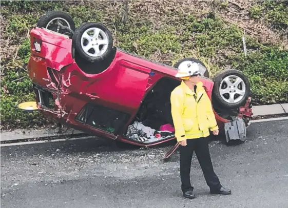  ?? Picture: KRISTIAN HUGHES ?? Australian Paramedica­l College staff were the first on scene after this car flipped outside the college yesterday.