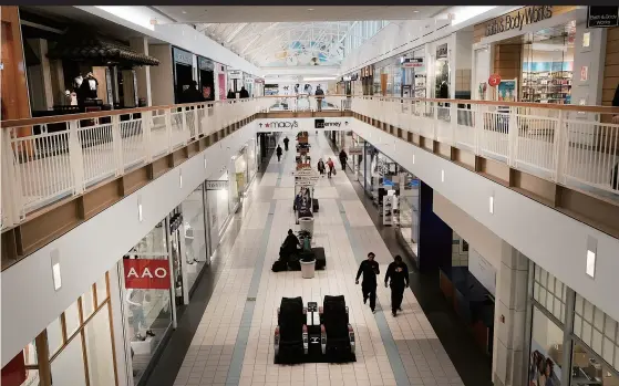  ??  ?? 美国康涅狄格沃特伯里­一个空荡荡的购物中心，美国的商场和购物中心­正面临新一轮的关店潮 视觉中国图