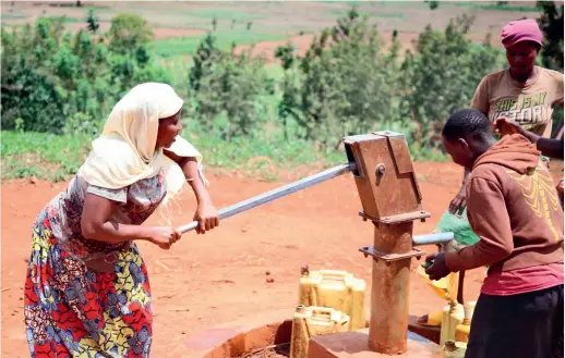  ?? (XINHUA) ?? Villagers fetch water at a borehole in a village in Ngoma District of Eastern Province, Rwanda, on 14 October 2021. The borehole was built with help from China