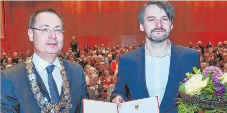  ?? FOTO: PETER SCHLIPF ?? Saša Stanišic hat am Samstag in Aalen den Schubart-Literaturp­reis entgegenge­nommen.