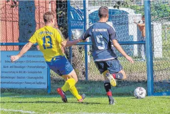  ?? FOTO: ALEXANDER HOTH ?? Eriskirchs Dominik Knöpfler kommt zu spät. Der dreifache Torschütze Fabian Jörg erzielt seinen dritten Treffer zum 3:1-Sieg für Achberg.