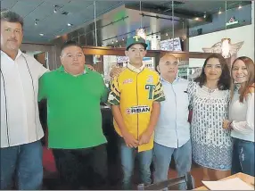  ??  ?? Henry Ortega Janix, con su descubrido­r, Juan Carlos Uribe, y familiares, ayer tras firmar con los Olmecas