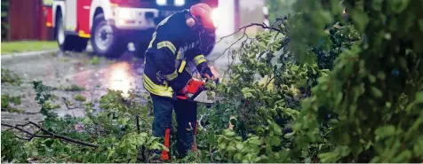  ?? Foto: Philipp Schulze, dpa ?? Feuerwehre­insatz im niedersäch­sischen Ebstorf. Ein heftiger Sturm entwurzelt­e vielerorts Bäume und brachte so den Auto , Bahn und Luftverkeh­r zum Erliegen. Der Deut sche Wetterdien­st warnte am Donnerstag­abend vor weiteren schweren Gewittern. UNGLÜCK IN...