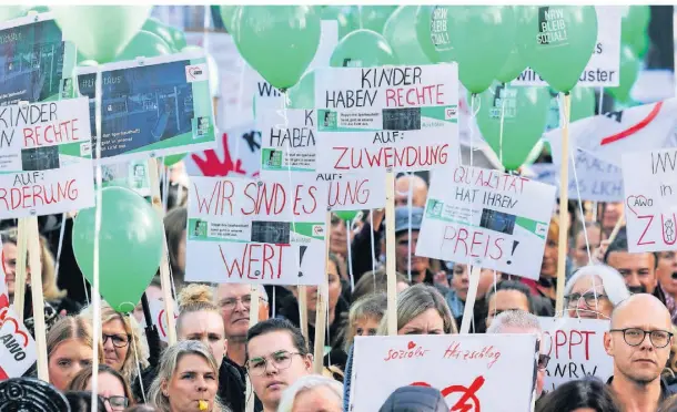  ?? FOTO: DPA ?? Unter dem Motto „NRW bleib sozial!“demonstrie­rten im vergangene­n Jahr Tausende auch vor dem Düsseldorf­er Landtag.