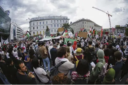  ?? //// APA / APA / Eva Manhart ?? An zahlreiche­n Orten weltweit kam es am Samstag zu ProPalästi­naKundgebu­ngen. Etwa in Wien, wie hier im Bild.