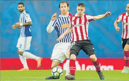  ?? FOTO: JUAN ECHEVERRÍA ?? Decepción de Anoeta Muniain intenta controlar el balón presionado por Zurutuza durante el derbi disputado el sábado