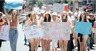  ?? PICTURE: AYANDA NDAMANE ?? SISTER ACT: About 500 people attended a march in Cape Town to show solidarity with those marching on Washington DC.