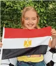  ?? Foto: Susanne Rummel ?? Andzelina hat ihre Klassenkam­eraden und dich über die ägyptische Flagge in formiert. Damit du siehst, wie diese Flagge aussieht, hält Andzelina sie hier auch hoch.