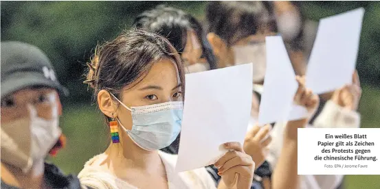  ?? Foto: EPA / Jerome Favre ?? Ein weißes Blatt Papier gilt als Zeichen des Protests gegen die chinesisch­e Führung.