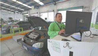  ??  ?? A pesar de que se están vendiendo menos autos en el país porque ahora son más caros y porque la gente está tratando de conservar por más tiempo su auto, aun así están tardando más en repararlo, indicó la Aridra.