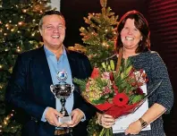  ??  ?? Zweiter Platz! Peggy Leurs und Bart Renkens, die Chefs im Gartencent­er Leurs, freuen sich darüber, dass ihre Weihnachts­ausstellun­g auch in diesem Jahr wieder eine der besten in den Niederland­en ist..
