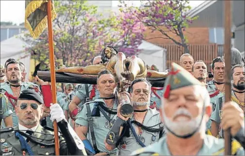  ?? XAVIER GÓMEZ / ARCHIVO ?? Antiguos legionario­s desfilan en procesione­s de Semana Santa en municipios como Badia del Vallès