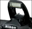  ??  ?? Ein Pop-up-Blitz (LZ 12) ist im Gehäuse verbaut. Die D7500 unterstütz­t Nikons neues Funkblitzs­ystem zur Steuerung von externen Blitzgerät­en per Advanced Wireless Lightning – ein Novum bei Nikon.