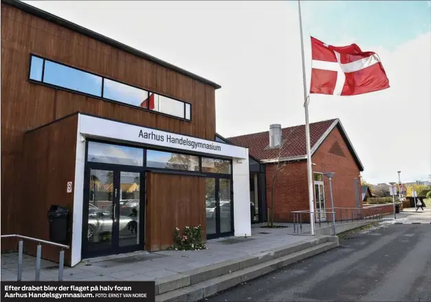  ?? FOTO: ERNST VAN NORDE ?? Efter drabet blev der flaget på halv foran Aarhus Handelsgym­nasium.