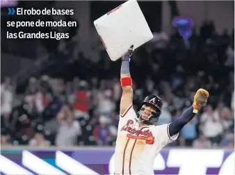  ?? /Fotos: AP ?? VENEZOLANO. Ronald Acuña Jr., de Atlanta, sostiene una base tras robarse segunda base en la pasada temporada (arriba).