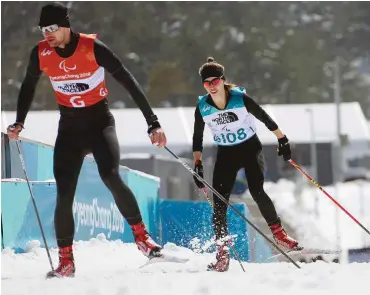  ?? Foto: imago/ITAR-TASS ?? Michalina Lisowa (r.) und ihr Begleitläu­fer Alexei Iwanow gewannen im Biathlon zum Auftakt Gold.