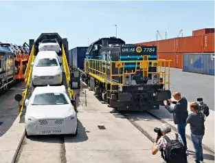  ??  ?? Le 4 juillet 2019, au terminal portuaire de la mer du Nord à Gand, en Belgique. Des Volvo «Made in China» empruntent la liaison de fret ferroviair­e Chine-Europe « Chang’an » vers l’Europe.