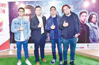  ??  ?? BERGABUNG: Afgan (kiri), Enda (dua kanan) dan Makki (kanan) bergambar bersama pada sidang akhbar mengenai konsert terunggul mereka di Kuala Lumpur, baru-baru ini.