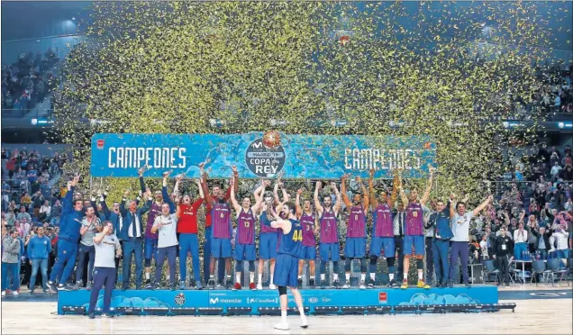  ??  ?? CAMPEONES. Ante Tomic, el héroe del Barcelona, levanta el título de la Copa del Rey. El equipo azulgrana ganó en el Palacio como ya pasó en la edición de 2011.