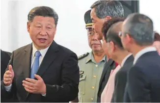  ?? VINCENT YU AGENCE FRANCE-PRESSE ?? Le président chinois, Xi Jinping, discute avec des représenta­nts officiels au cours d’une visite du site d’un terminus d’un controvers­é train transfront­alier à haute vitesse.