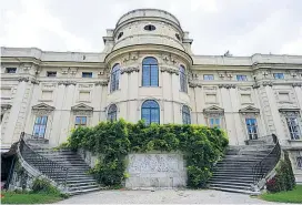  ??  ?? Das Palais Schwarzenb­erg in Wien befindet sich seit zehn Jahren im Dornrösche­nschlaf. Eine Tiefgarage ist derzeit in Bau.