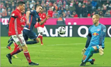  ??  ?? OCASIÓN. Lewandowsk­i pudo marcar más goles, pero se conformó con uno de penalti.