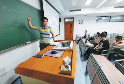  ?? PHOTOS BY XU MINHAO / FOR CHINA DAILY ?? A freshman at the School of the Gifted Young at the University of Science and Technology of China in Hefei, capital of Anhui province, gives a presentati­on during a seminar as part of the Science and Society course.