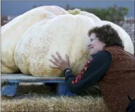  ?? ARIC CRABB — BAY AREA NEWS GROUP VIA AP ?? Carolyn Gordon hugs a pumpkin before the 45th annual Safeway World Championsh­ip Pumpkin Weigh-Off.